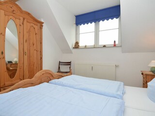 1 Schlafzimmer mit Doppelbett und Kleiderschrank