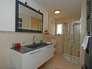 Badezimmer mit ebenerdiger Dusche