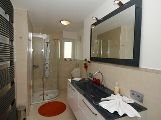 Badezimmer mit ebenerdiger Dusche