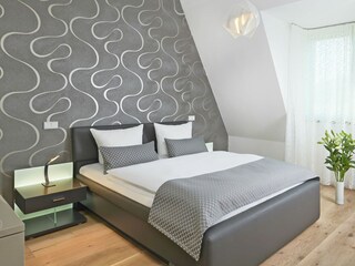 2. Schlafzimmer mit Boxspringbett