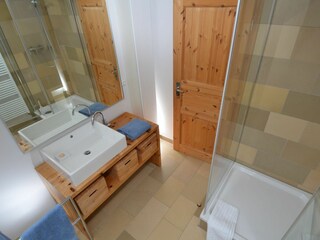 Badezimmer mit Dusche/WC