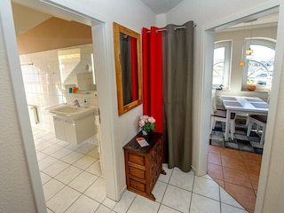 Flur mit Blick ins Wohn- und Badezimmer