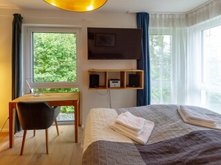 Schlafzimmer mit Arbeitsplatz