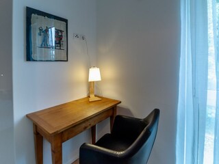 Schlafzimmer mit Arbeitsplatz