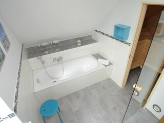Badezimmer mit Badewanne