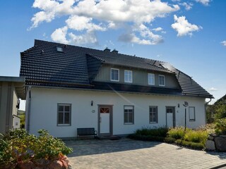 Hauseingang mit Parkplatz