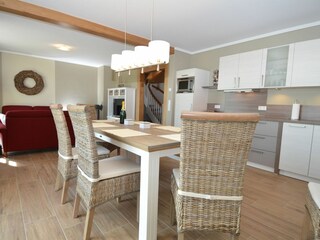 Esstisch und Küchenzeile