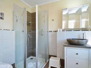 Badezimmer mit ebenerdige Dusche / WC