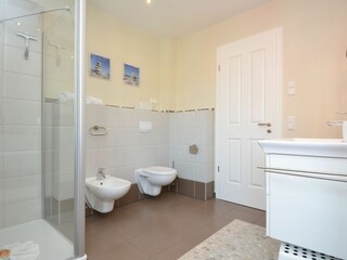 Badezimmer mit ebenerdige Dusche / WC