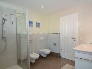 Badezimmer mit ebenerdige Dusche / WC