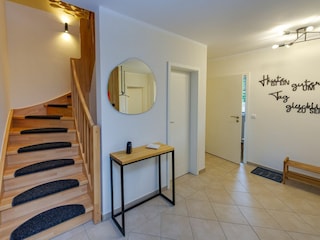 Flur und Treppe ins OG