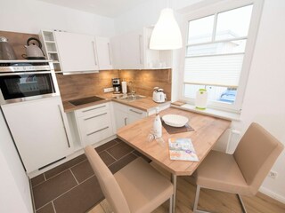 Esstisch mit Küchenbereich