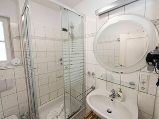 Badezimmer mit Dusche/WC