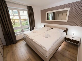 Schlafzimmer mit Doppelbett