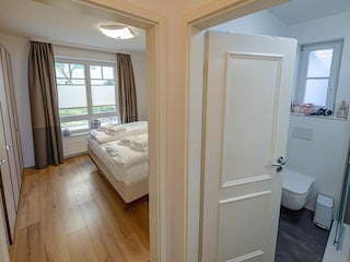 Flur mit Blick ins Bad und Schlafzimmer