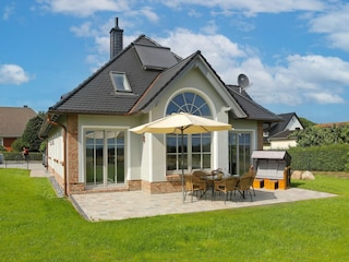 Hausansicht mit Terrasse