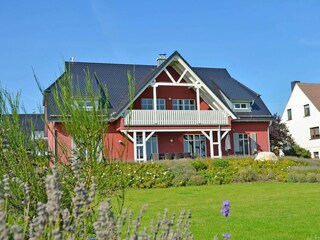 Hausansicht mit Balkon