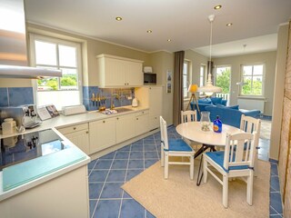 Küche und Esstisch