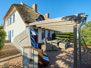 Hausansicht und Terrasse