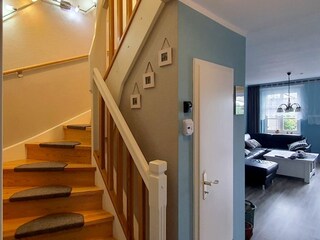 Wohnen und Treppe ins OG