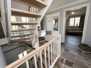 Flur mit offener Treppe oben