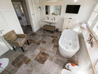 Oberes Badezimmer mit Badewanne