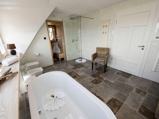 Badezimmer mit Badewanne und ebenerdiger Dusche