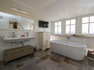 Badezimmer mit Badewanne