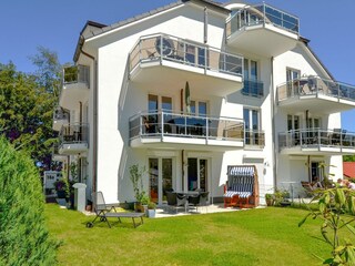 Hausansicht und Terrasse