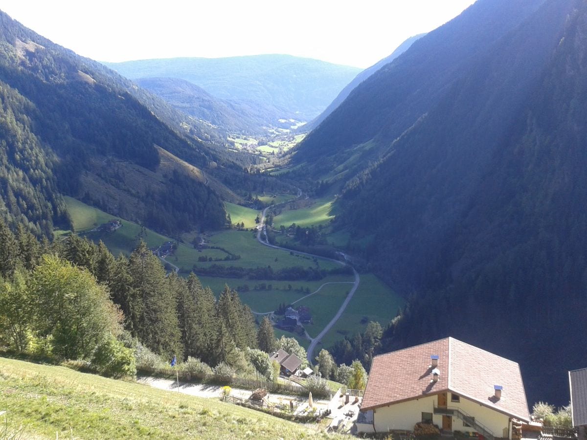 Blick in das Land von oberhalb des Hofes aus...