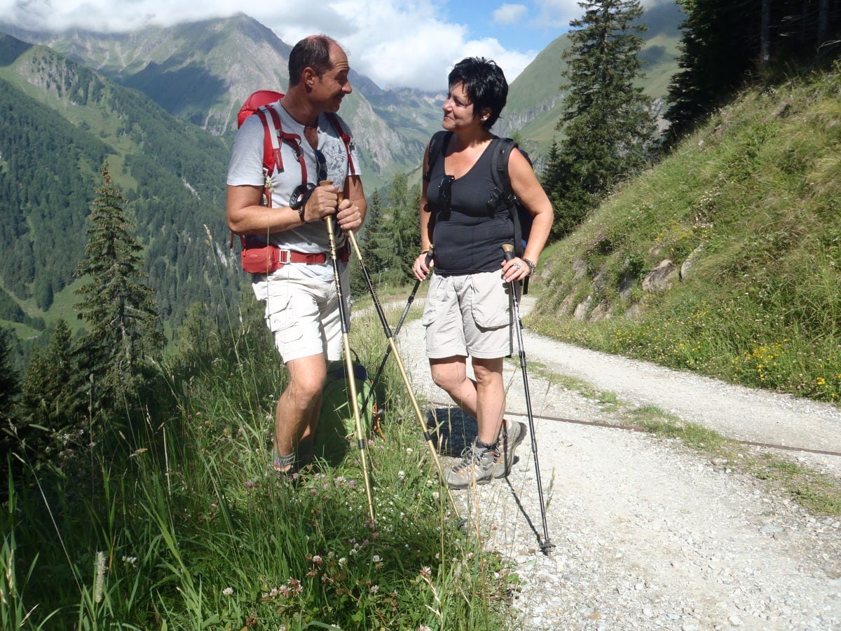 Ein verliebtes Pärchen beim Wandern