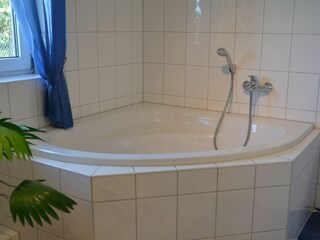 Badezimmer mit Badewanne