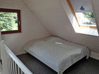 Empore mit kleinem Doppelbett