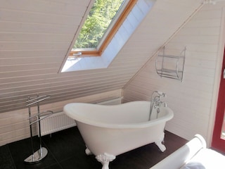 Schlafzimmer mit Badewanne