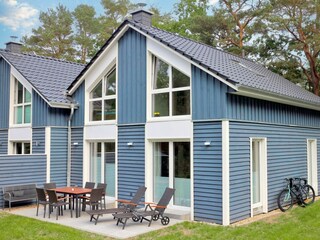 Hausansicht mit Terrasse