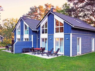 Hausansicht mit Terrasse