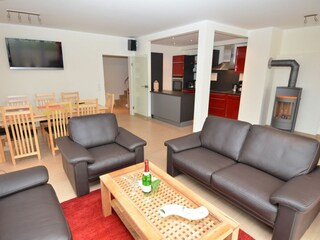 Wohnzimmer mit Esstisch und Kamin