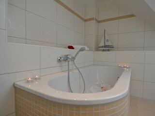 Badezimmer mit Badewanne im OG