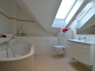Badezimmer mit Badewanne im OG