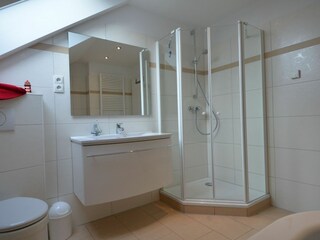 Badezimmer mit Dusche/WC