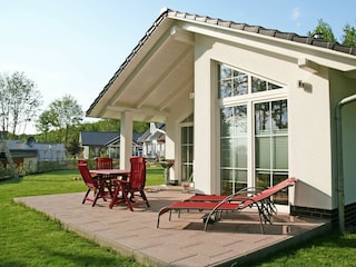 Hausansicht mit Terrasse