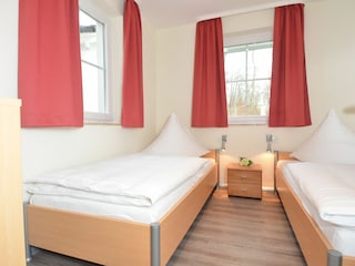 2. Schlafzimmer mit zwei Einzelbetten