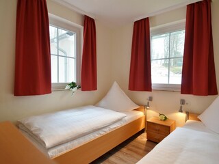 2. Schlafzimmer mit zwei Einzelbetten