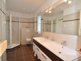Badezimemr mit Dusche/WC