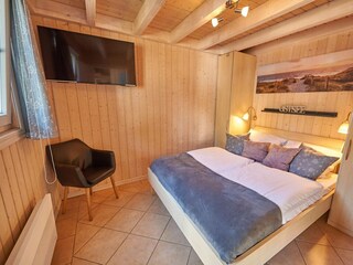 Schlafzimmer mit Doppelbett im EG