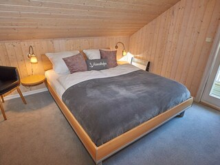 Schlafzimmer mit Doppelbett im OG