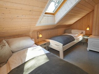 Schlafzimmer mit Einzelbetten im OG