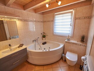 Badewanne mit Whirlfunktion im EG