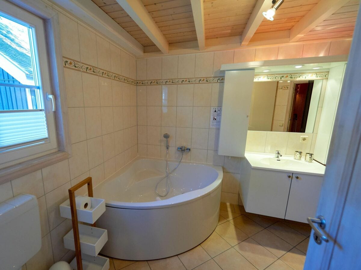 Badezimmer mit Whirlwanne, Dusche und Sauna