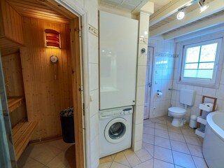 Badezimmer mit Whirlwanne, Dusche und Sauna